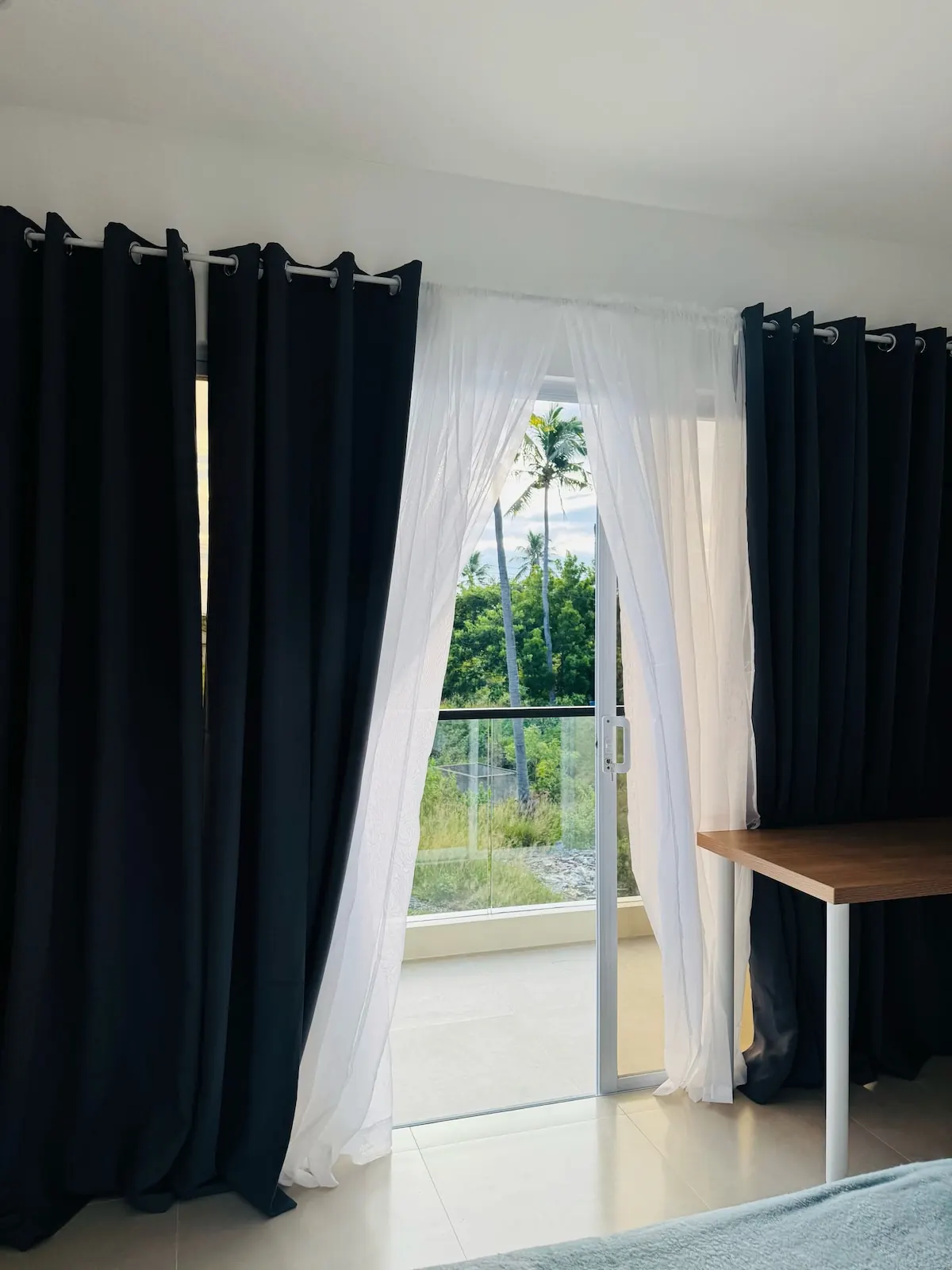 Suite 1 at OIA Suites Moalboal: king-size bed, desk and balcony