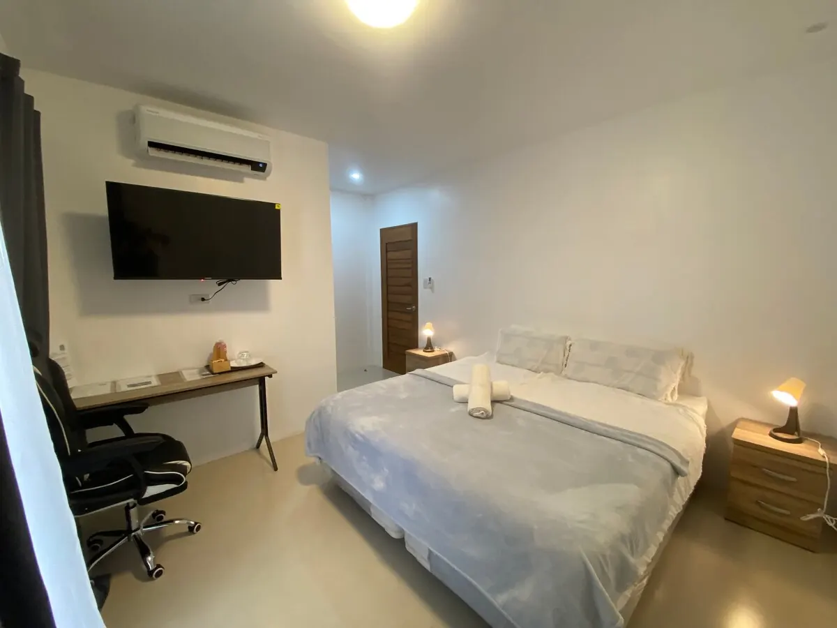 Suite 2 at OIA Suites Moalboal: king-size bed, desk and balcony
