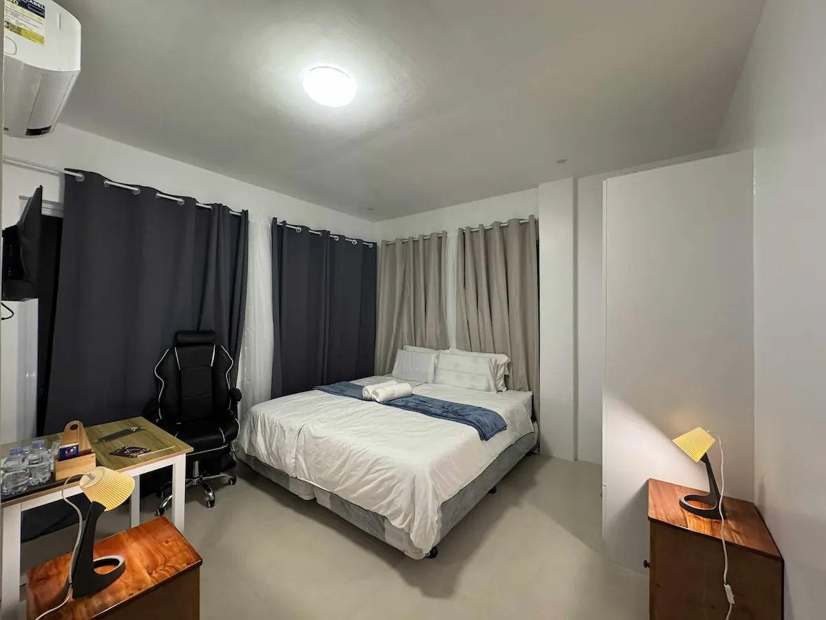 Suite 3 at OIA Suites Moalboal: king-size bed, desk and balcony