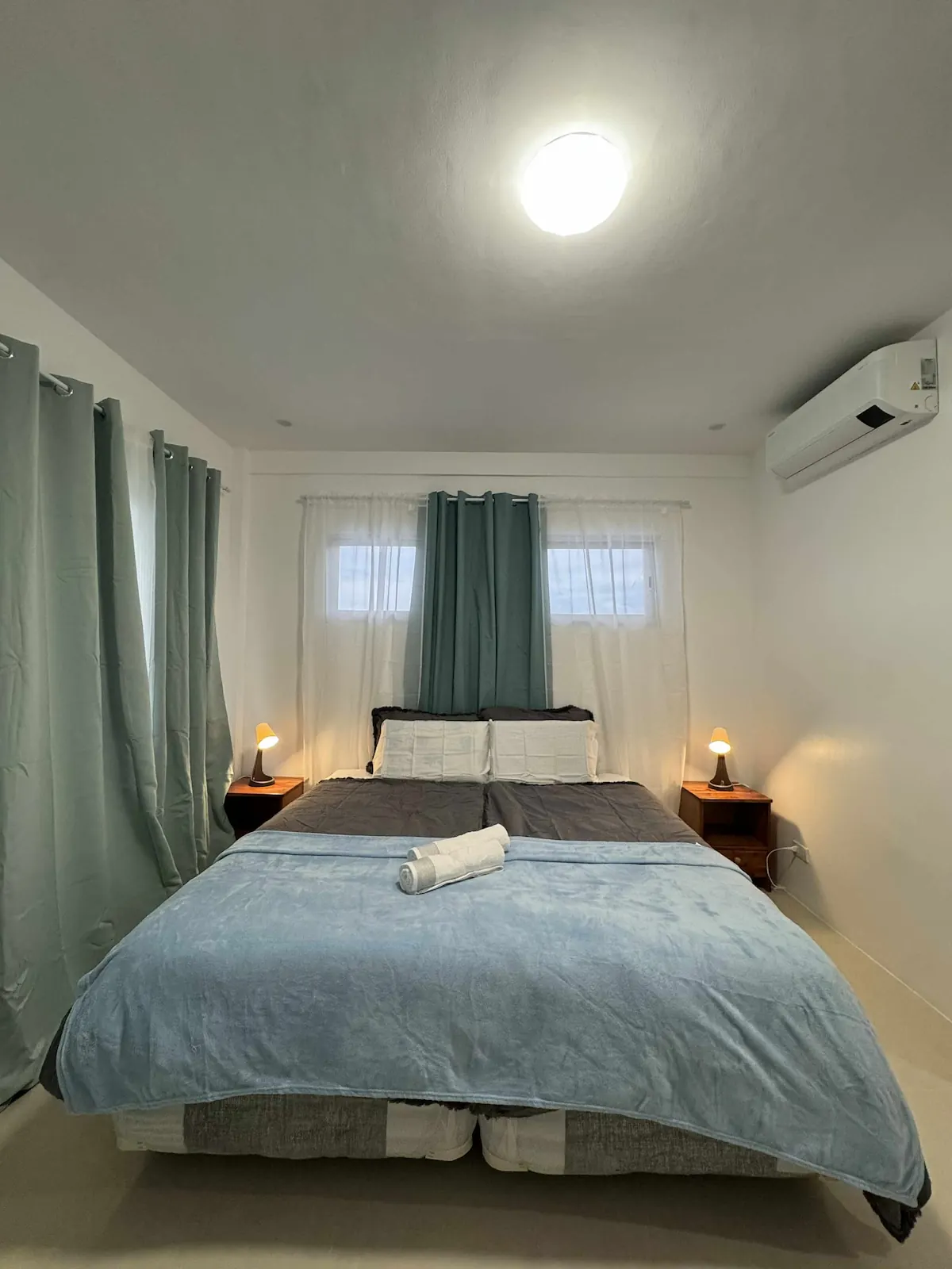 Suite 4 at OIA Suites Moalboal: king-size bed, desk and balcony