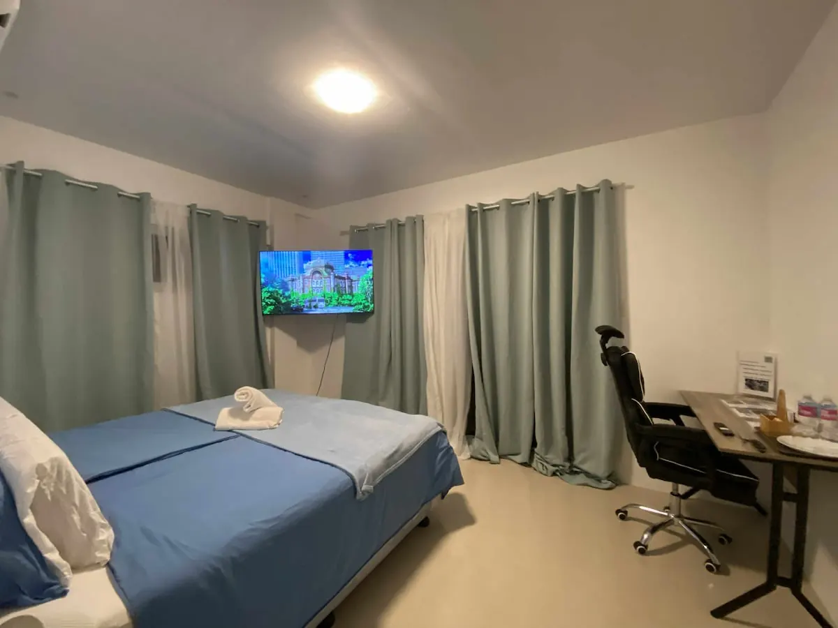 Suite 5 at OIA Suites Moalboal: king-size bed, desk and balcony