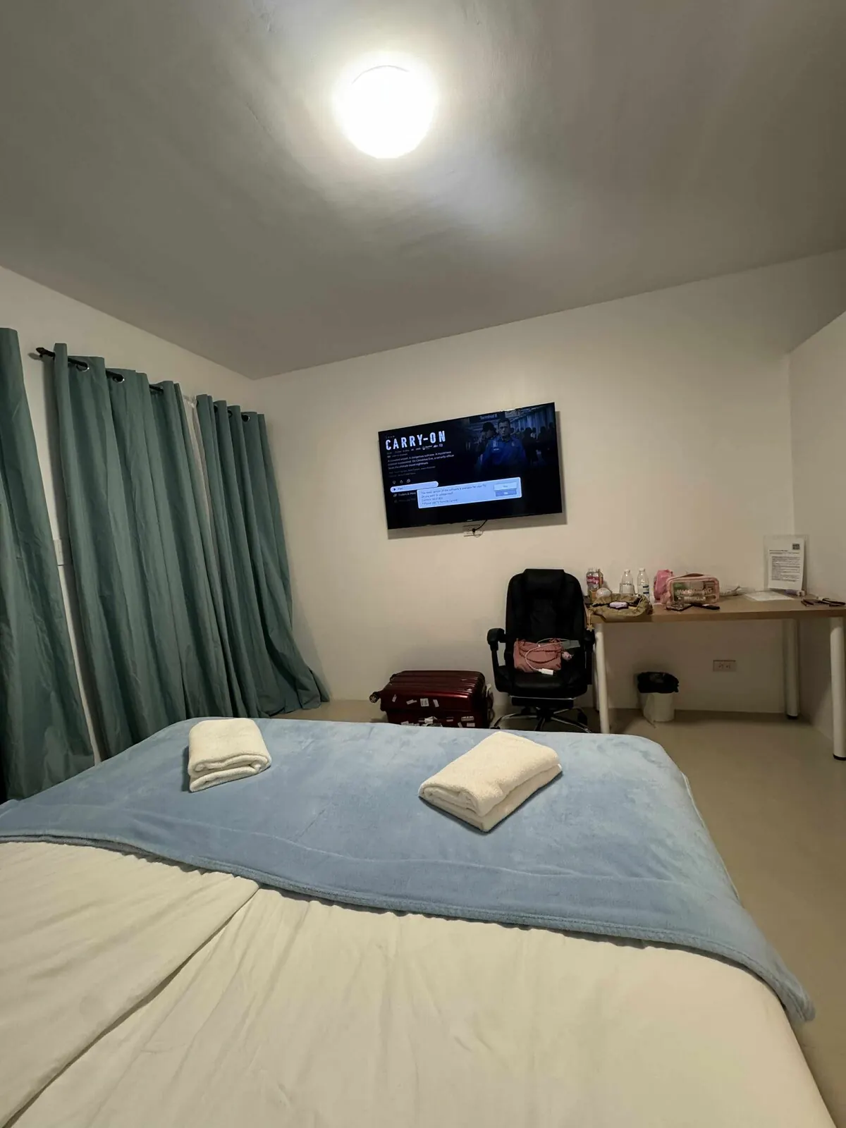 Suite 6 at OIA Suites Moalboal: king-size bed, desk and balcony